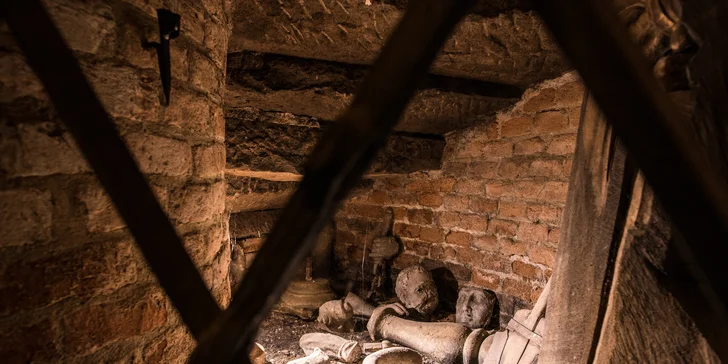 Prkno plné masa v historickém prostředí: žebra, křídla i banketní řízečky
