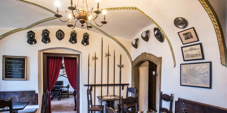 Historické menu pro 2: voňavé kuřecí prsíčko, pečené jablko a třeba i rum