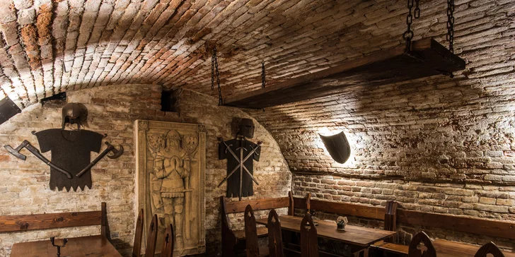 Prkno plné masa v historickém prostředí: žebra, křídla i banketní řízečky
