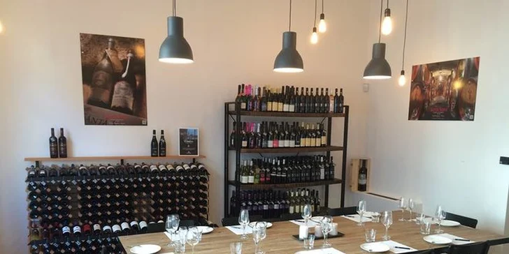 Láhev prvotřídního vína a talířek dobrot ve WineShopu