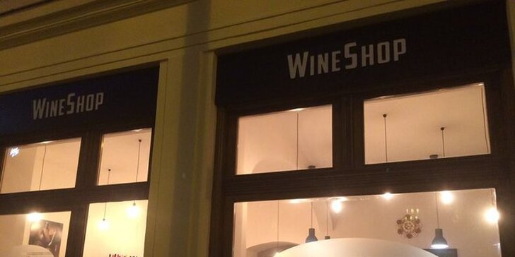 Láhev prvotřídního vína a talířek dobrot ve WineShopu