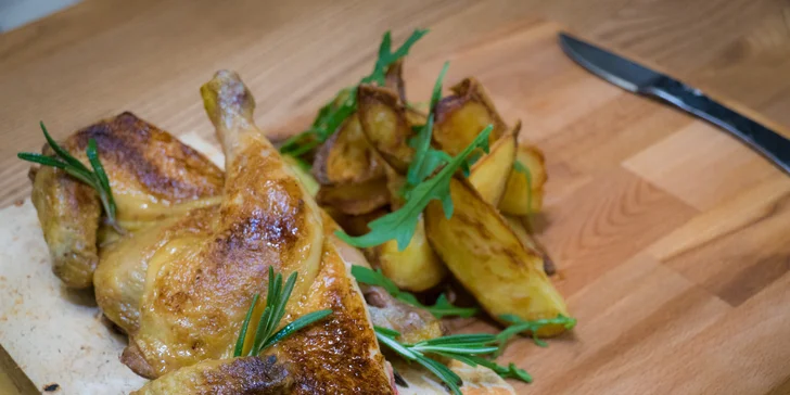 Malý kohout grilovaný na kameni nebo filet lososa v gurmánském bistru