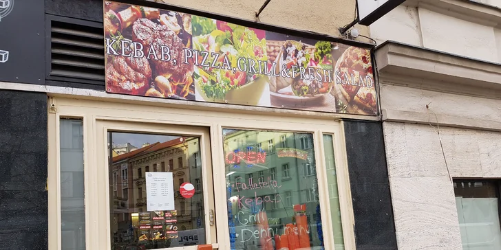 Kebab v Londýnské: 150 g kuřecího, dresing a příloha v tortille či chlebu a nápoj