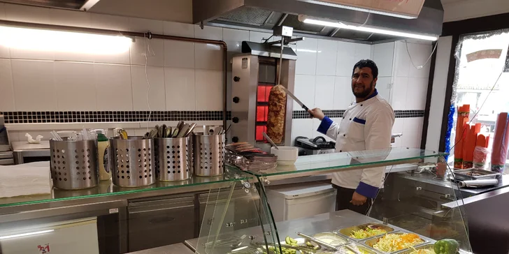 Kebab v Londýnské: 150 g kuřecího, dresing a příloha v tortille či chlebu a nápoj