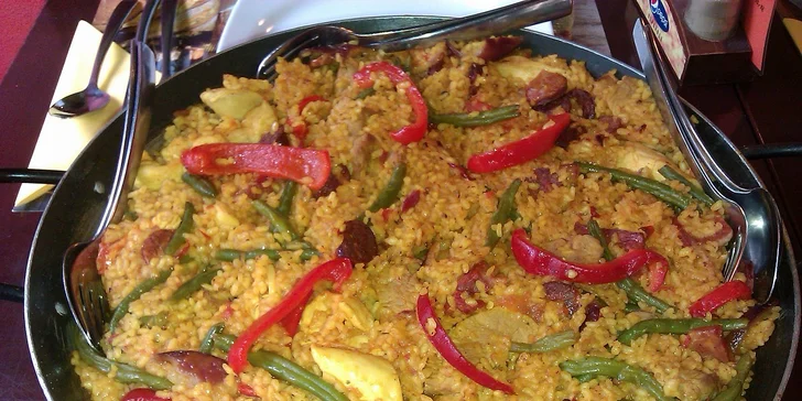 Paella se šafránovou rýží a masem až pro 4 osoby