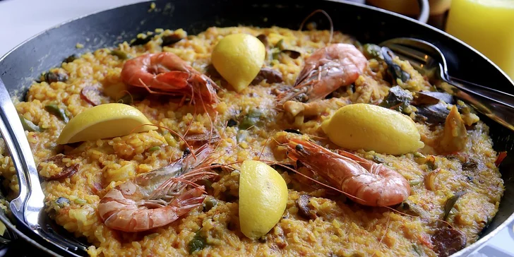 Paella se šafránovou rýží a masem až pro 4 osoby