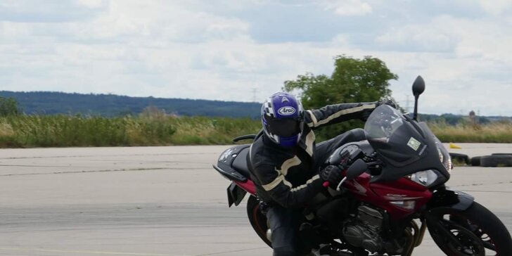 Ovládejte motocykl jako motokrál: jednodenní kurz pro začátečníky i pokročilé