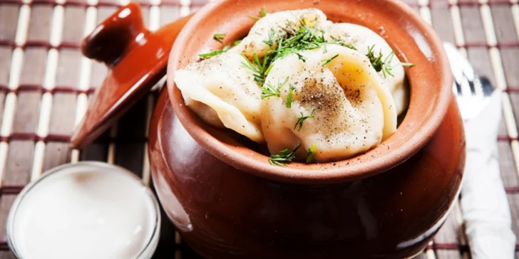 4chodové ruské menu pro 2 osoby: soljanka, okroška, pirožky i pelmeně