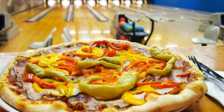 Hodina bowlingu a pizza dle vlastního výběru