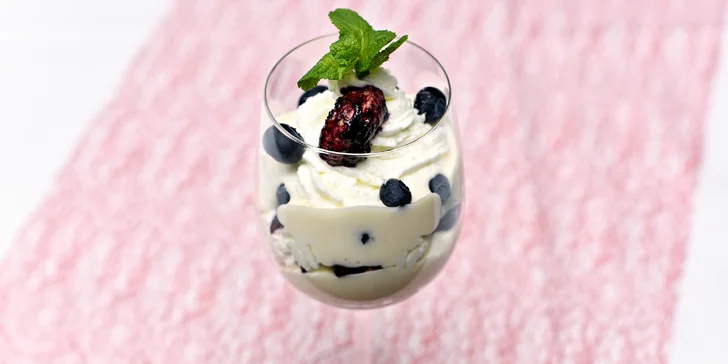 Jako sladká tečka poslouží borůvkový trifle.