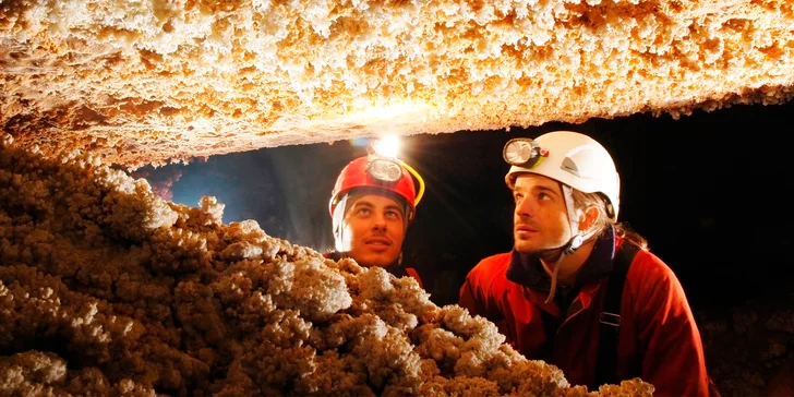 Nevšední zážitek v jeskyních: kurz speleologie v Moravském krasu
