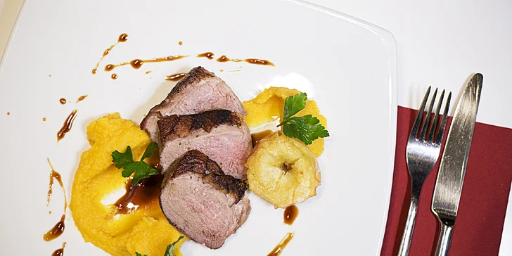5chodové menu pro dva s consommé a mořským vlkem nebo kachním prsem