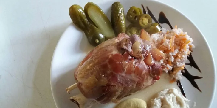 Pečené selečí koleno s čerstvým chlebem, křenem a okurčičkou