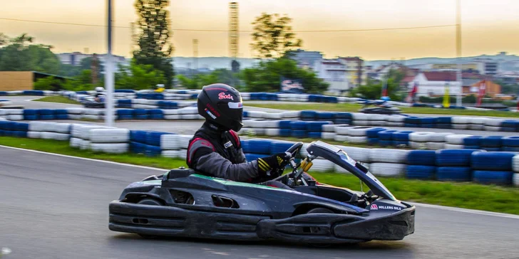 Jízdy v motokáře na jediné venkovní trati v Praze - na suchu, sněhu i vodě