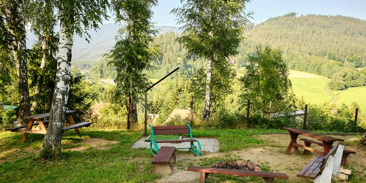 U venkovního ohniště je možnost opékání špekáčků nebo i grilování.
