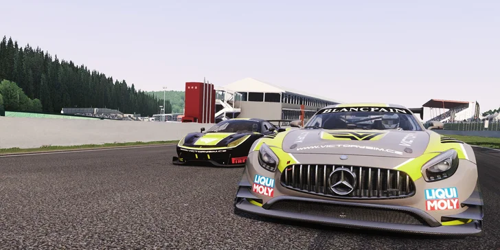 Jízda na promakaném simulátoru závodního auta pro 1 nebo 4 řidiče