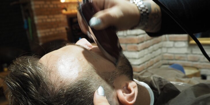 Stylový barber shop na Václaváku pro chlapce i muže s vlastním barem