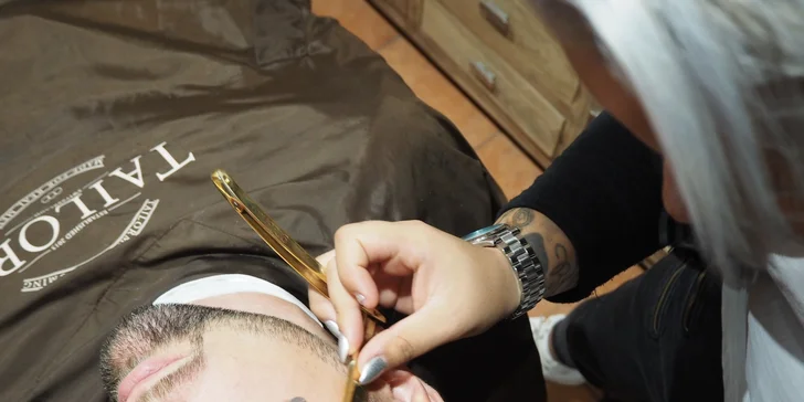 Stylový barber shop na Václaváku pro chlapce i muže s vlastním barem