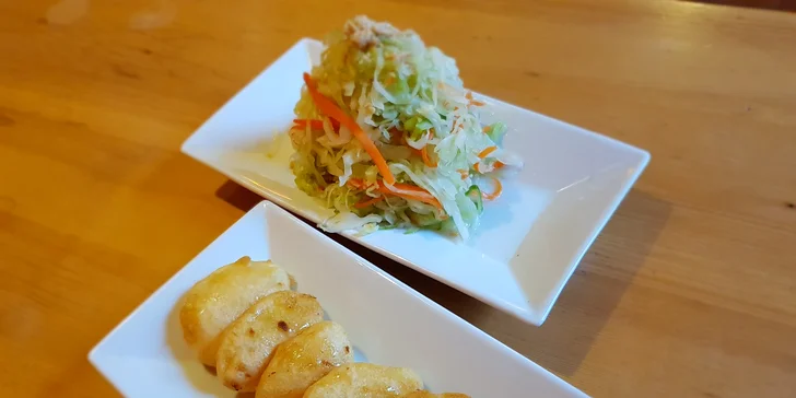 Restaurace Asian House se nachází ve Strašnicích kousek od zastávky Na Hroudě.