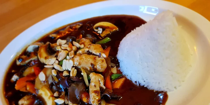 Menu obsahuje polévku, předkrm, hlavní jídlo i dezert.