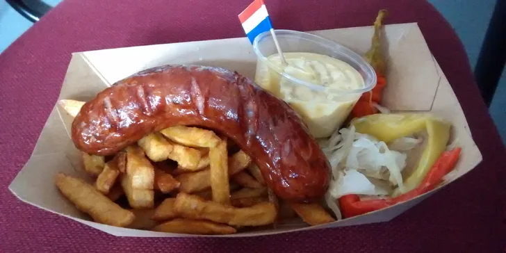 Holandská husí klobása, hranolky i pivo na farmářských trzích na Kulaťáku