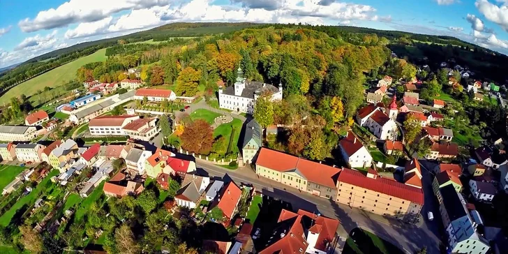 Zámecký pobyt v Třešti s hodováním v restauraci i vstupem do aquaparku