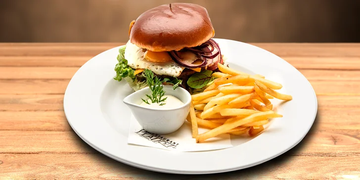1 nebo 2 hovězí burgery s čedarem, vajíčkem a hranolky v restauraci Plaudit