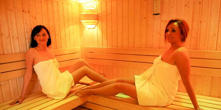 V cene máte neobmedzený vstup do wellness so saunou, vírivkou a bazénom.