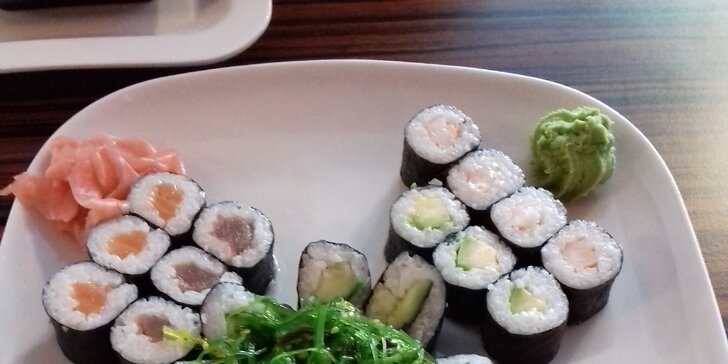 Pochutnejte si na sushi: 20, 24 nebo 60 rolek s lososem, krabem i vege