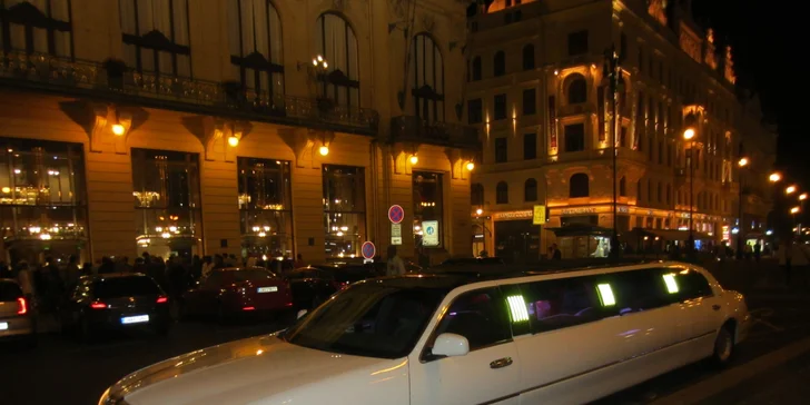 Na společenské akce nebo vyhlídkovou jízdu limuzínou cabrio až pro 8 osob