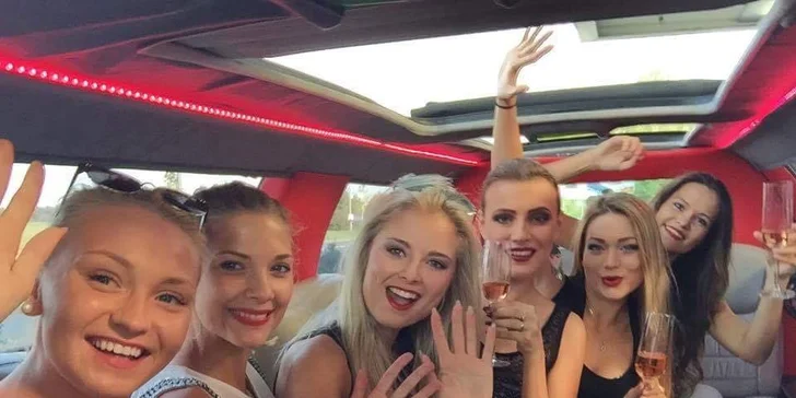 Na společenské akce nebo vyhlídkovou jízdu limuzínou cabrio až pro 8 osob