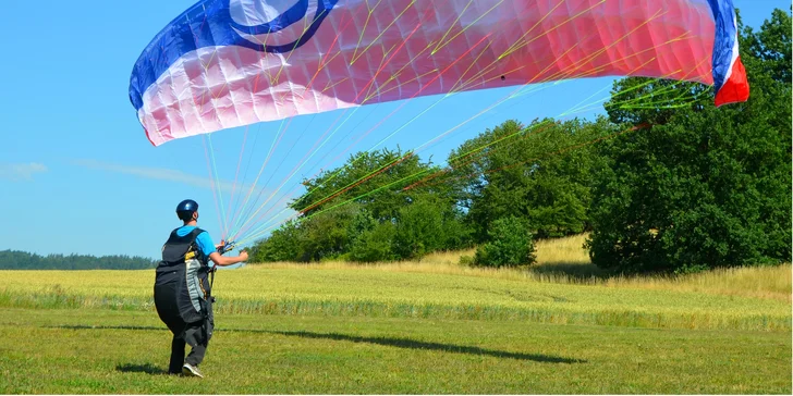 Vyzkoušejte si paragliding: celodenní výcvik s možností tandemového letu