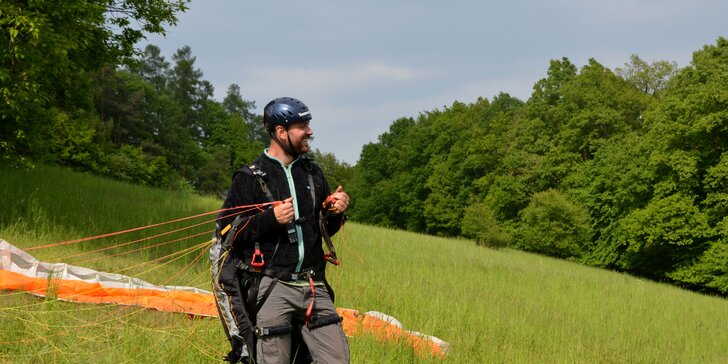 Vyzkoušejte si paragliding: celodenní výcvik s možností tandemového letu