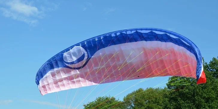 Vyzkoušejte si paragliding: celodenní výcvik s možností tandemového letu