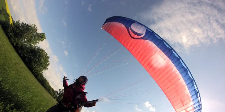 Vyzkoušejte si paragliding: celodenní výcvik s možností tandemového letu