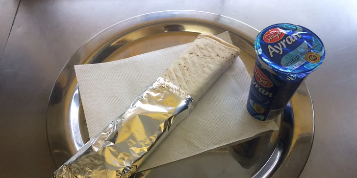 Dobroty s sebou s kuřecím i vege: kebab talíř, döner klasik a falafel dürüm