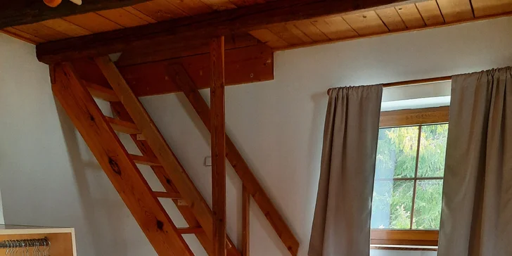 Některé pokoje mají spaní na patře.