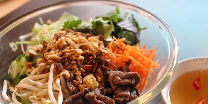 Vietnamská hostina pro 2 nebo 4 osoby: tři chody, teplý nápoj a lahev vína