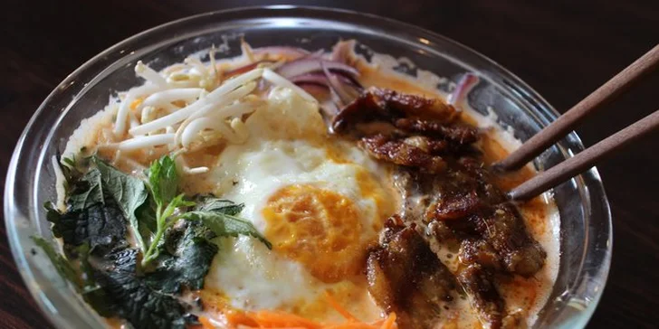 Vietnamská hostina pro 2 nebo 4 osoby: tři chody, teplý nápoj a lahev vína
