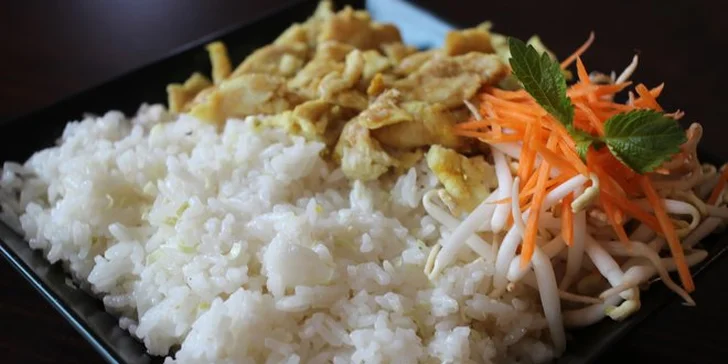 Vietnamská hostina pro 2 nebo 4 osoby: tři chody, teplý nápoj a lahev vína