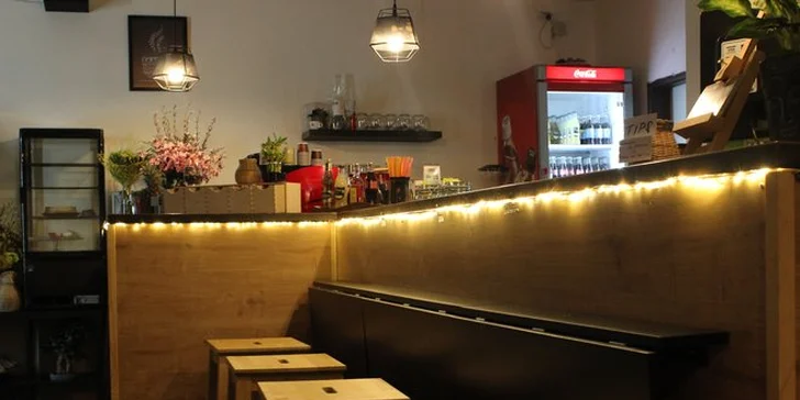 Vietnamská hostina pro 2 nebo 4 osoby: tři chody, teplý nápoj a lahev vína