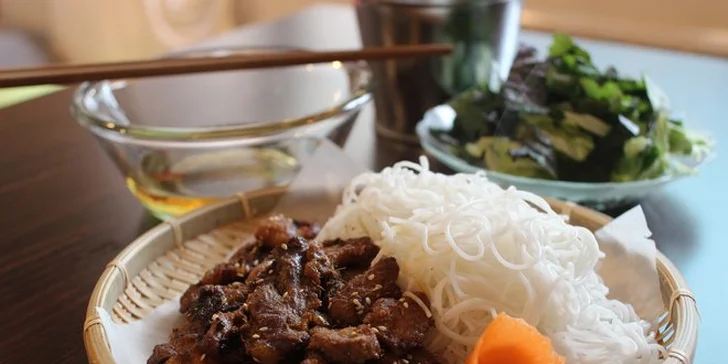 Vietnamská hostina pro 2 nebo 4 osoby: tři chody, teplý nápoj a lahev vína