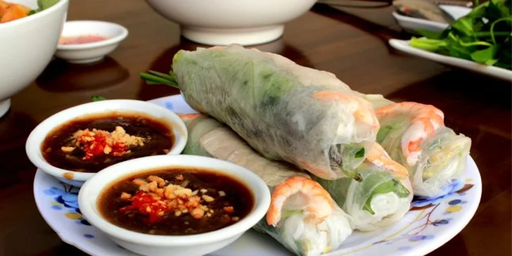 Vietnamská hostina pro 2 nebo 4 osoby: tři chody, teplý nápoj a lahev vína