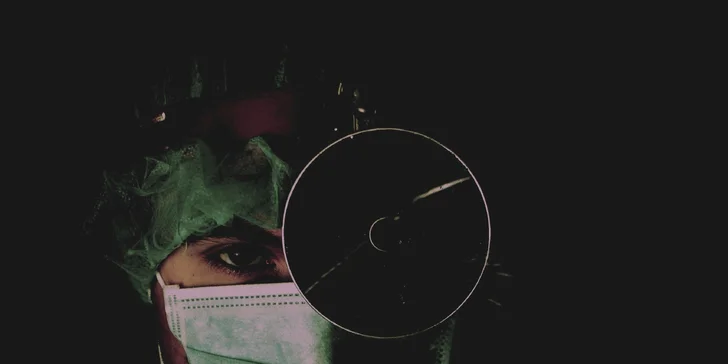 Úniková hra Dr. Anděl pro 2–5 hráčů: dostaňte se ze spárů šíleného doktora