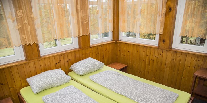 Zimní či jarní dovolená v krkonošské horské chatě s polopenzí a saunou