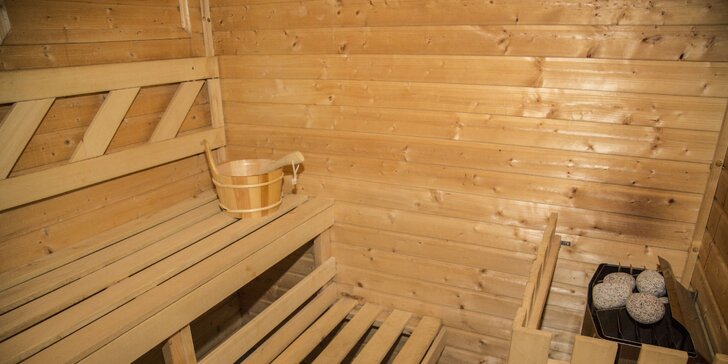 Zimní či jarní dovolená v krkonošské horské chatě s polopenzí a saunou
