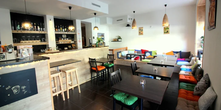 Vietnamská hostina pro 2 nebo 4 osoby: tři chody, teplý nápoj a lahev vína