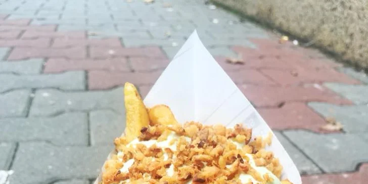 Belgické hranolky s vychytanou omáčkou a posypkou + bezedný nápoj
