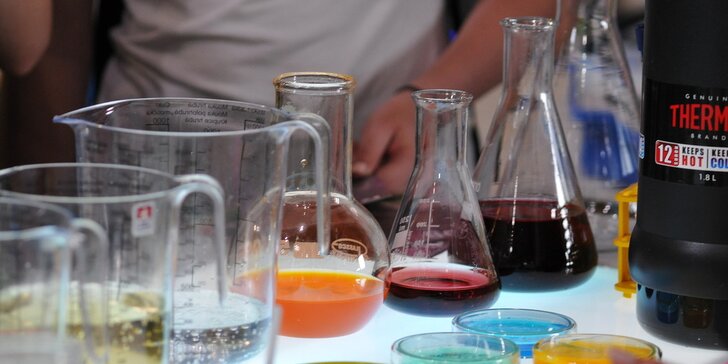 Vstupte do bláznivé laboratoře: zábavná chemická show pro děti od 7 do 10 let