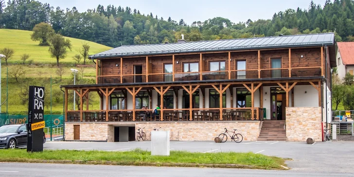 Restaurace náleží k penzionu Hora.